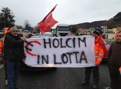 I lavoratori della Holcim in protesta (inserita in galleria)