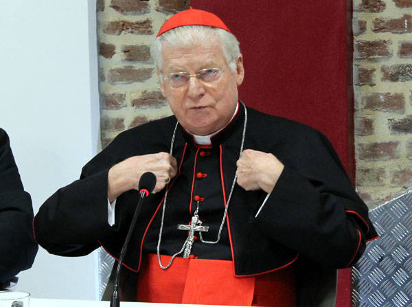 Il cardinale Scola benedice Stoà (inserita in galleria)