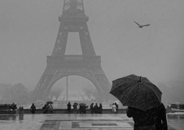 ...nevica sulla Torre Eiffel