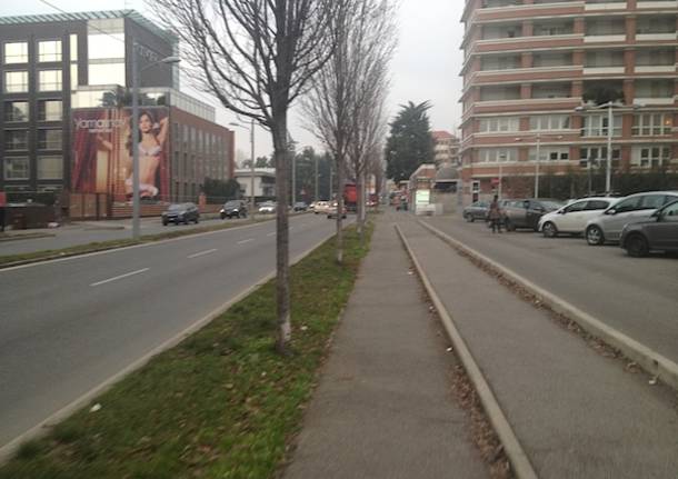 Via Noè a Gallarate, ciclabile ad ostacoli (inserita in galleria)