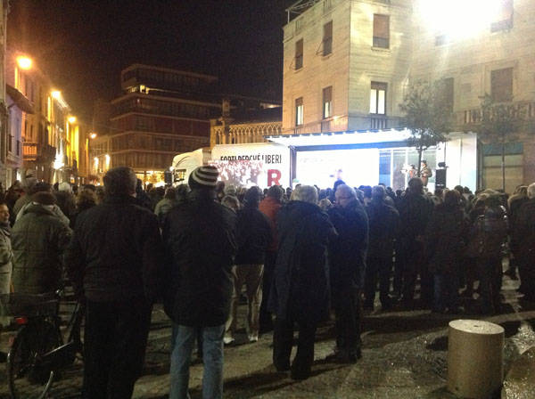 Ambrosoli in piazza a Gallarate (inserita in galleria)