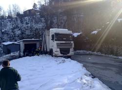 Camion incastrato in via Mulini Grassi (inserita in galleria)
