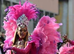 Carnevale tra maschere e ballerine brasiliane (inserita in galleria)