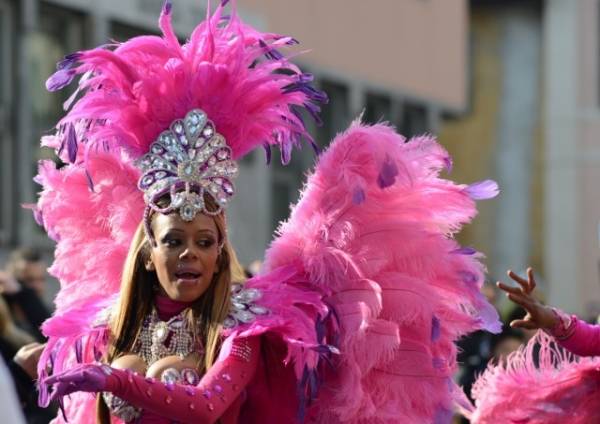 Carnevale tra maschere e ballerine brasiliane (inserita in galleria)