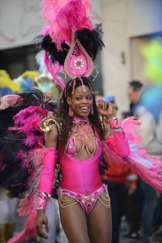 Carnevale tra maschere e ballerine brasiliane (inserita in galleria)