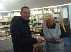 Dona un farmaco (inserita in galleria)