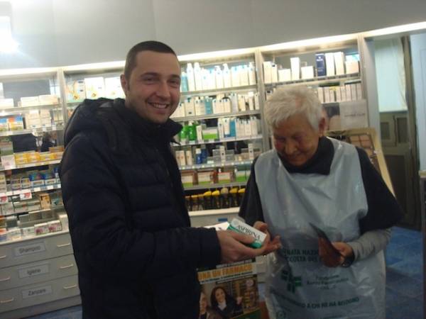 Dona un farmaco (inserita in galleria)