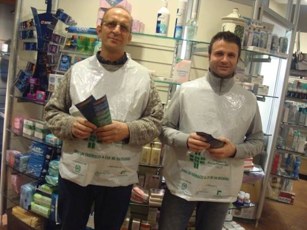 Dona un farmaco (inserita in galleria)