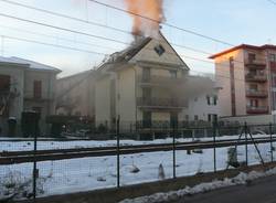 Fiamme e fumo alla stazione di Gazzada (inserita in galleria)