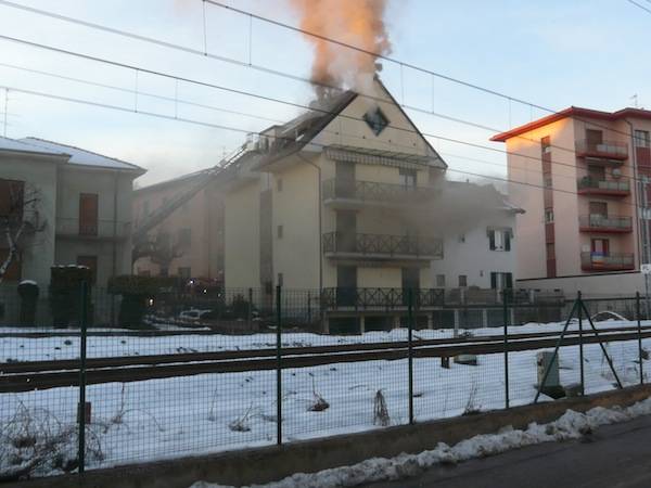 Fiamme e fumo alla stazione di Gazzada (inserita in galleria)