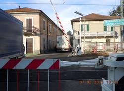 I camion incastrati al passaggio a livello (inserita in galleria)