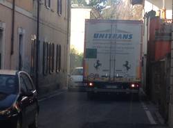 I danni del camion al passaggio a livello (inserita in galleria)