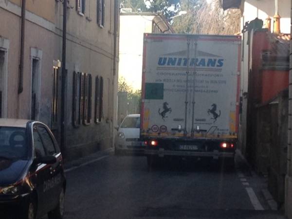 I danni del camion al passaggio a livello (inserita in galleria)