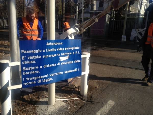 I danni del camion al passaggio a livello (inserita in galleria)