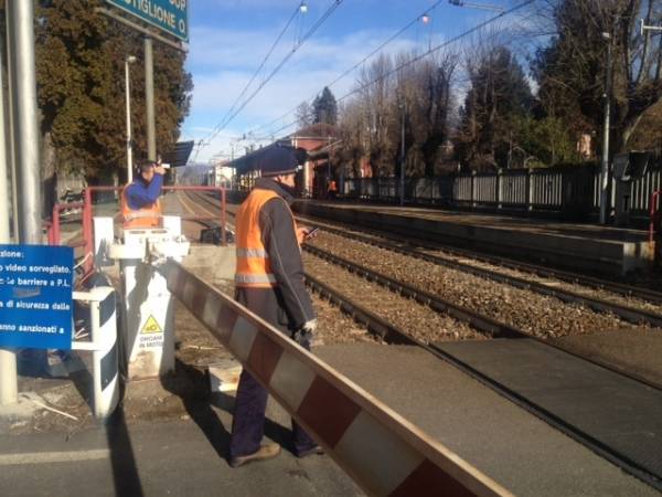 I danni del camion al passaggio a livello (inserita in galleria)