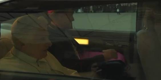 Il Papa lascia il Vaticano (inserita in galleria)