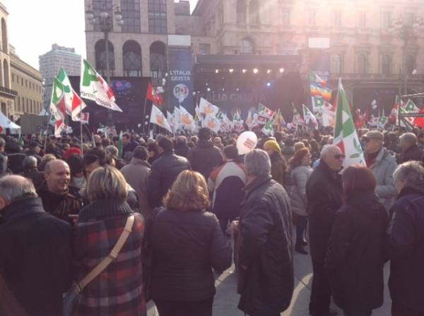 Il Pd in piazza Duomo (inserita in galleria)