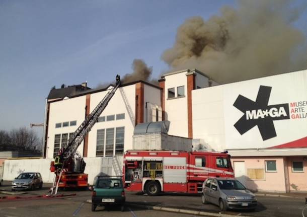 Incendio al Maga, quadri evacuati dal Maga (inserita in galleria)