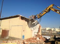 La vecchia cabina Enel che se ne va (inserita in galleria)