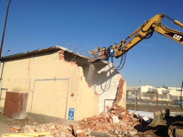 La vecchia cabina Enel che se ne va (inserita in galleria)