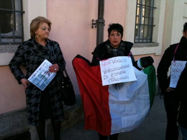 Sfila in mutande per le vie della città (inserita in galleria)