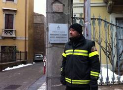 Si dà fuoco in pieno centro a Varese (inserita in galleria)