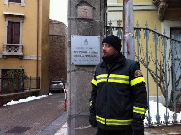 Si dà fuoco in pieno centro a Varese (inserita in galleria)