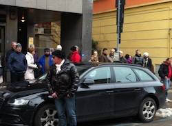 Si dà fuoco in pieno centro a Varese (inserita in galleria)