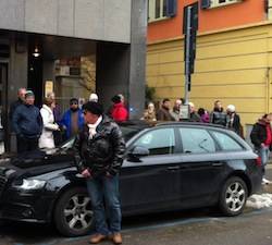 Si dà fuoco in pieno centro a Varese (inserita in galleria)