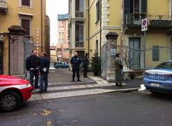 Si dà fuoco in pieno centro a Varese (inserita in galleria)