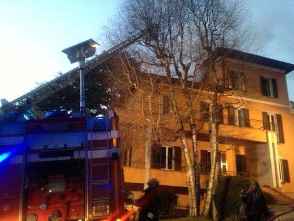 Villa in fiamme a Tradate (inserita in galleria)