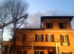 Villa in fiamme a Tradate (inserita in galleria)
