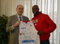 Cimberio, la squadra in visita allo sponsor (inserita in galleria)