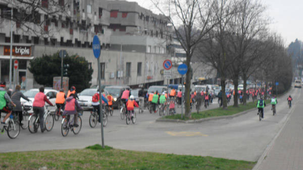 Gli studenti invadono la città in bici (inserita in galleria)
