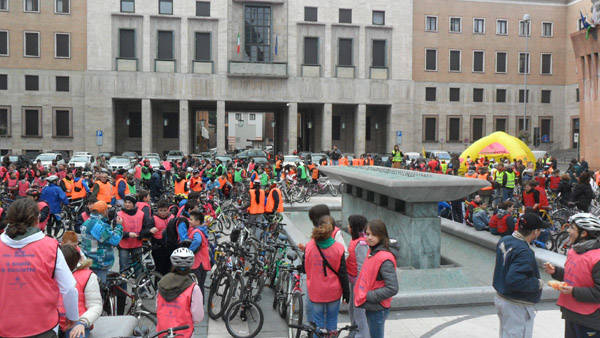Gli studenti invadono la città in bici (inserita in galleria)