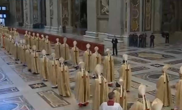 Il Papa prega davanti alla tomba di San Pietro (inserita in galleria)