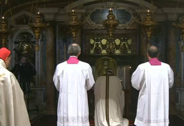Il Papa prega davanti alla tomba di San Pietro (inserita in galleria)
