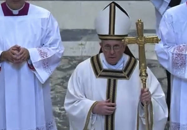 Il Papa prega davanti alla tomba di San Pietro (inserita in galleria)