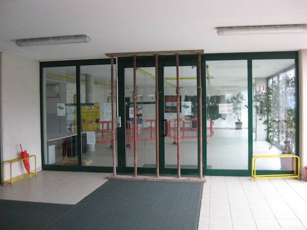 La scuola puntellata (inserita in galleria)