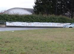 Maxi "striscione d'amore" sulla Varesina (inserita in galleria)