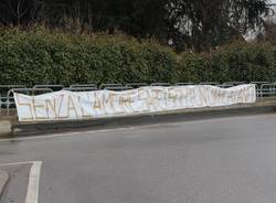 Maxi "striscione d'amore" sulla Varesina (inserita in galleria)