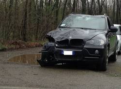 Auto contro palo a Lonate Ceppino (inserita in galleria)