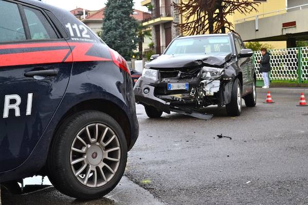 Auto contro Pantera dei Carabinieri (inserita in galleria)