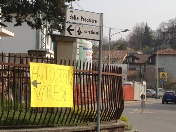 Azzate, cartelli stradali fai da te (inserita in galleria)