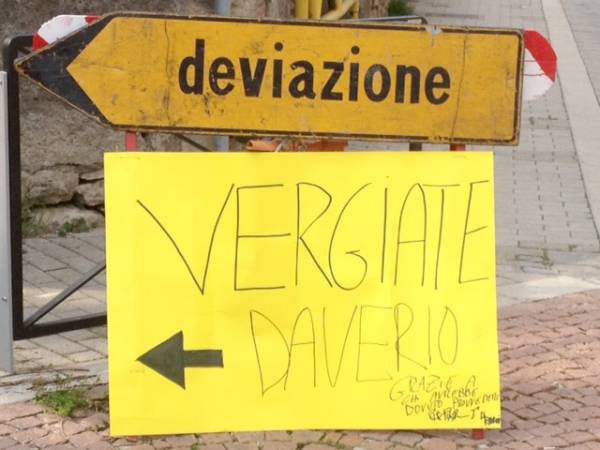 Azzate, cartelli stradali fai da te (inserita in galleria)