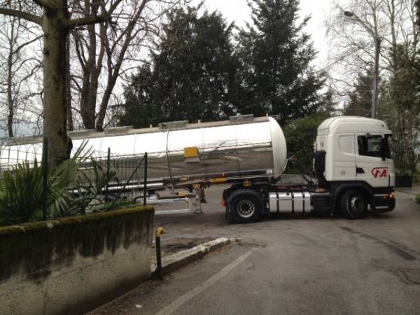 Camion incastrato in Valcuva (inserita in galleria)