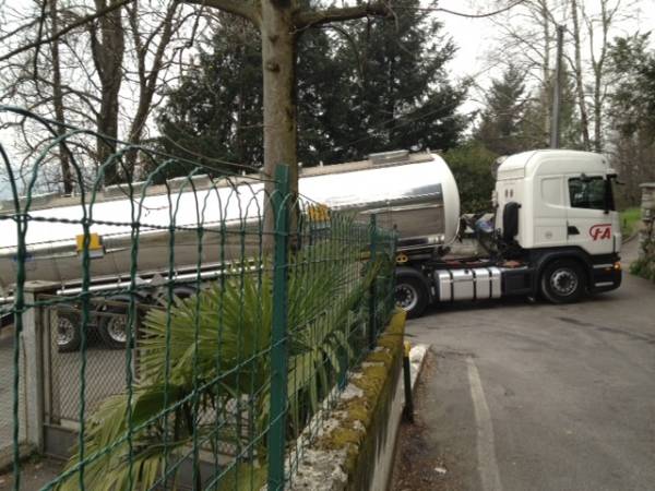 Camion incastrato in Valcuva (inserita in galleria)