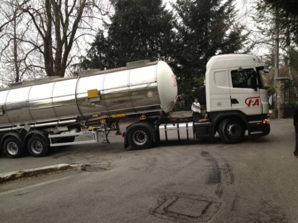 Camion incastrato in Valcuva (inserita in galleria)
