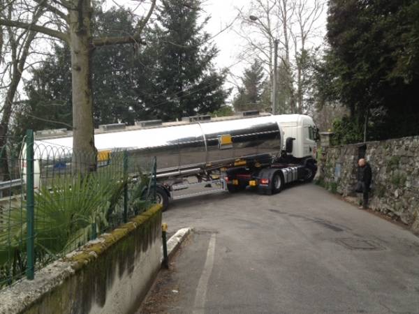 Camion incastrato in Valcuva (inserita in galleria)