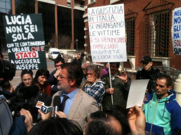 Caso uva, presidio al tribunale di Varese (inserita in galleria)